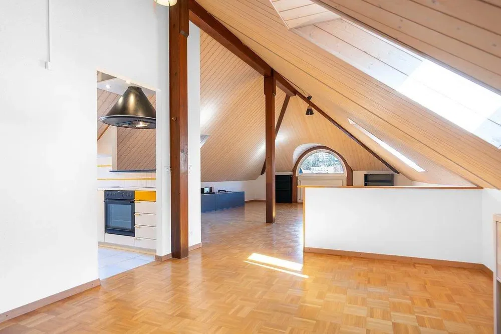 Soggiorno; pavimento in legno, luce naturale, soffitti alti, travi in legno