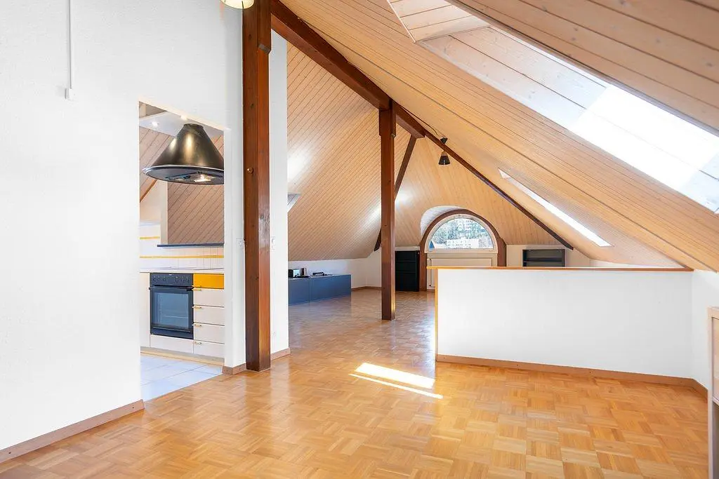 Soggiorno; pavimento in legno, luce naturale, soffitti alti, travi in legno
