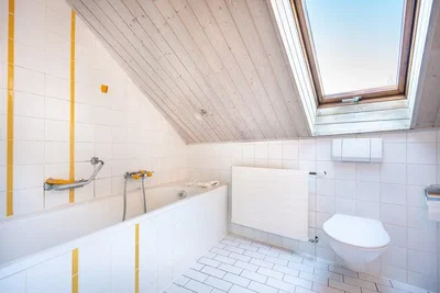 Bagno; pavimento in piastrelle, luce naturale