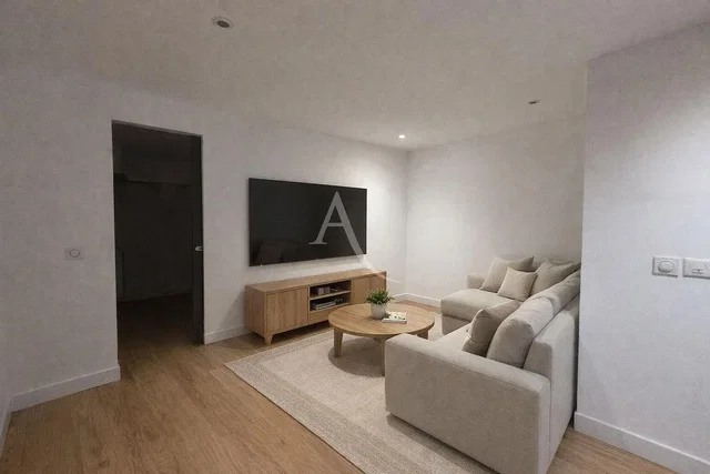 Living room; wood floor, natural light, modern style