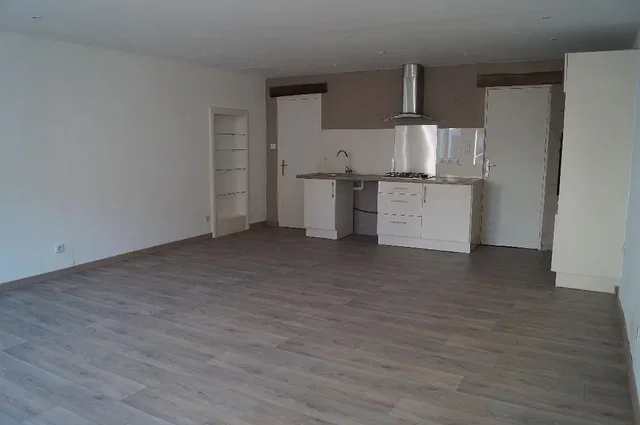 Cucina; elettrodomestici, pavimento in legno, luce naturale, ristrutturato
