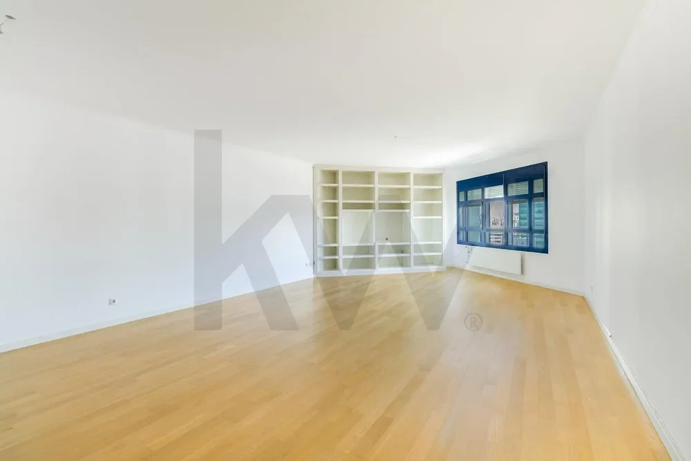 Woonkamer; houten vloer, natuurlijk licht