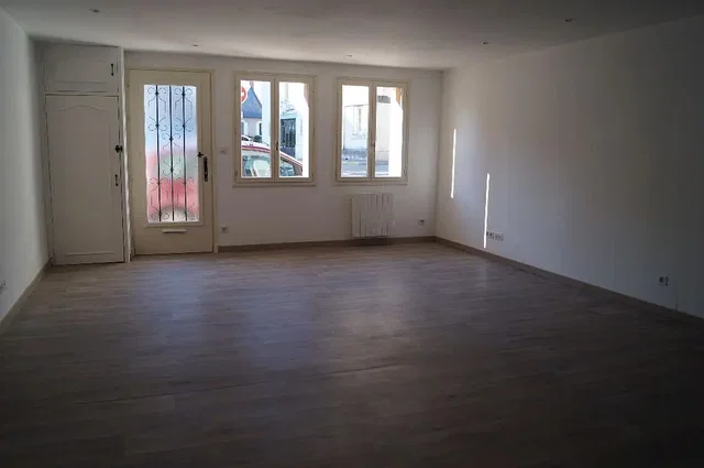 Soggiorno; pavimento in legno, luce naturale
