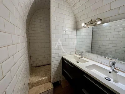 Salle de bain; carrelage, lumière naturelle