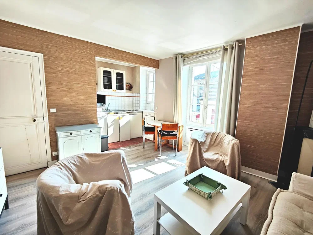 Soggiorno; luce naturale, pavimento in legno
