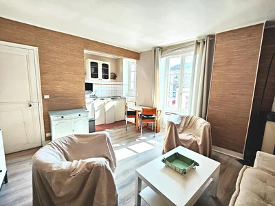 Soggiorno; luce naturale, pavimento in legno