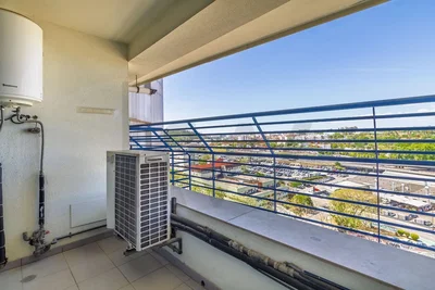 Balkon; uitzicht, boiler, tegelvloer, natuurlijk licht