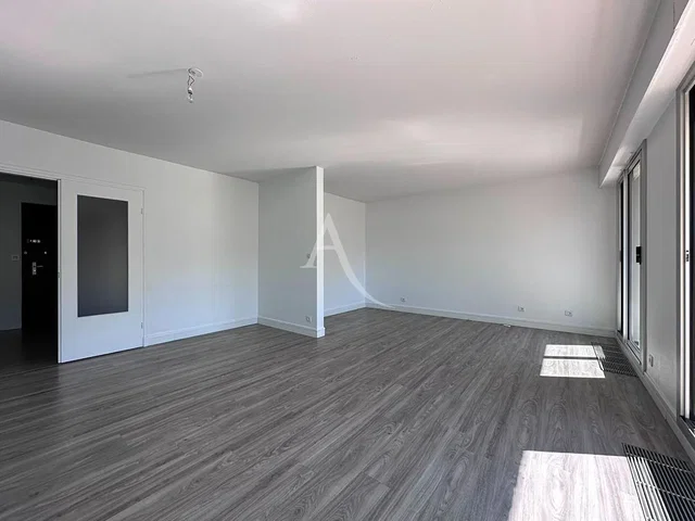 Soggiorno; pavimento in legno, luce naturale