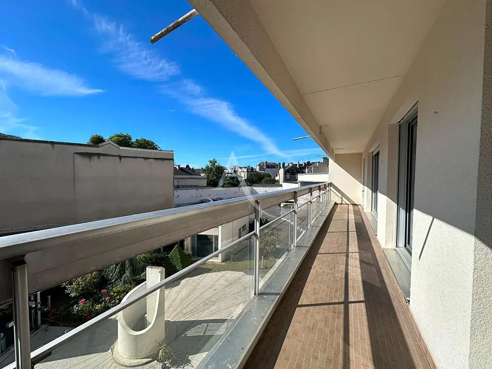 Balcone; vista, luce naturale, pavimento in legno