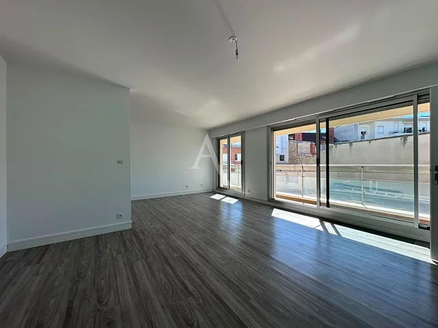 Soggiorno; pavimento in legno, luce naturale