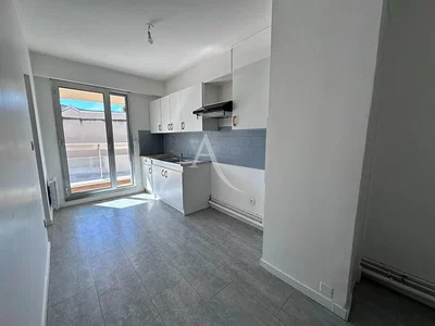 Cucina; pavimento in piastrelle, elettrodomestici, luce naturale