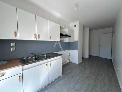 Cucina; pavimento in piastrelle, elettrodomestici