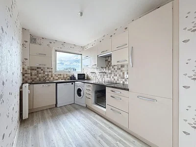 Cucina; elettrodomestici, pavimento in piastrelle, luce naturale, stile moderno
