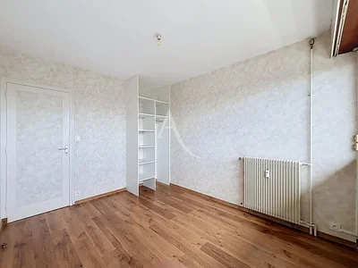 Camera da letto; pavimento in legno, luce naturale
