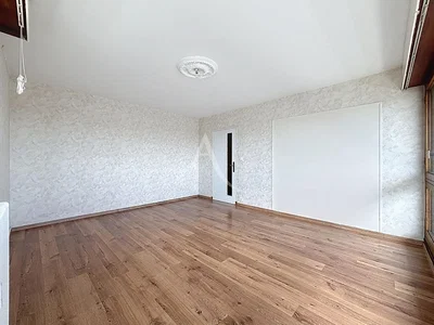 Camera da letto; pavimento in legno, luce naturale