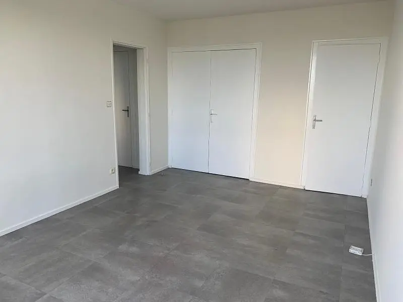 Altro; pavimento in piastrelle, luce naturale
