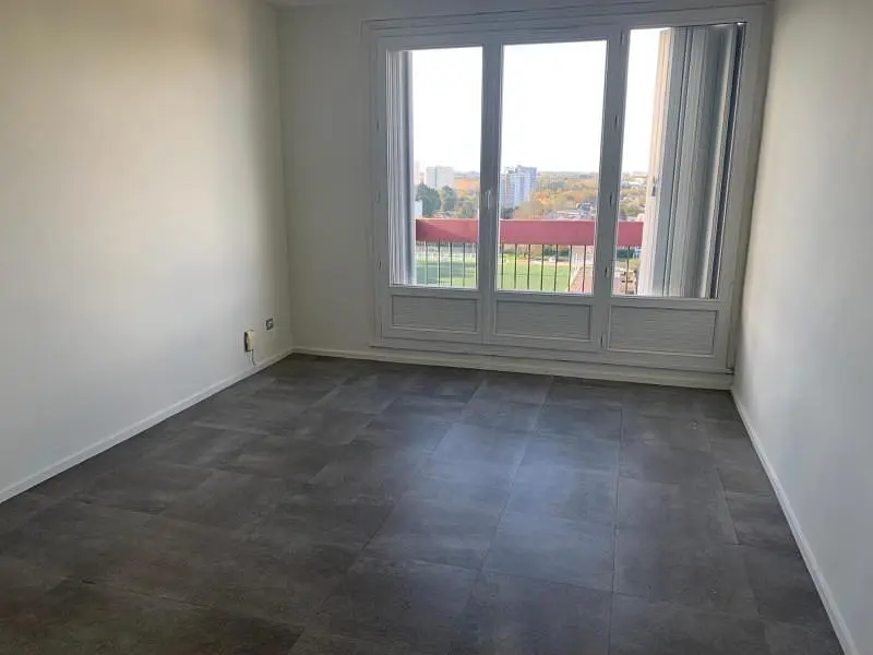 Altro; pavimento in piastrelle, vista, luce naturale