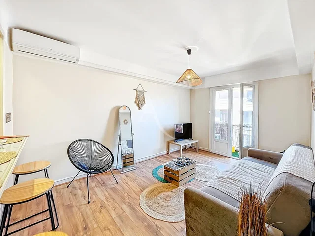Salon; parquet, lumière naturelle, style moderne