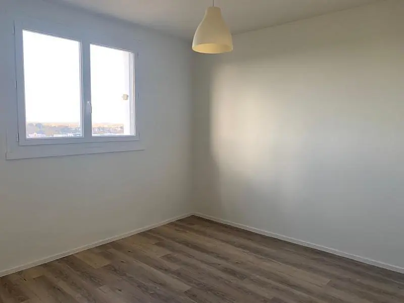 Camera da letto; pavimento in legno, luce naturale