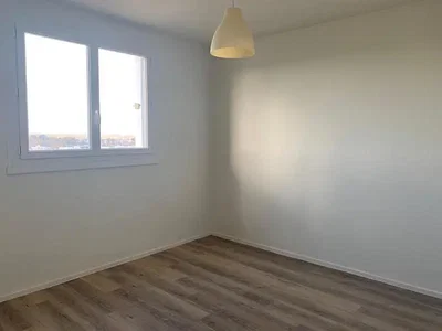 Camera da letto; pavimento in legno, luce naturale