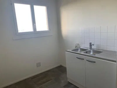 Cucina; pavimento in piastrelle, luce naturale
