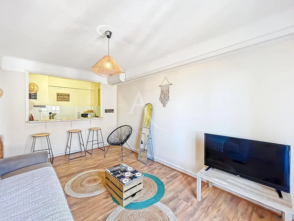 Salon; parquet, lumière naturelle, style moderne