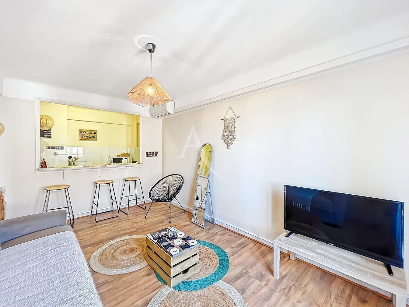 Salon; parquet, lumière naturelle, style moderne