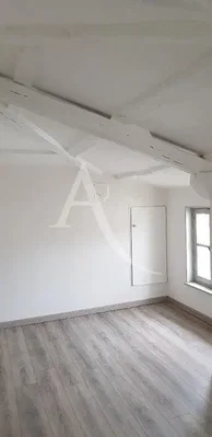 Chambre; parquet, lumière naturelle, nécessite rénovation