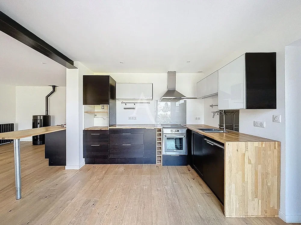 Cucina; elettrodomestici, pavimento in legno, luce naturale
