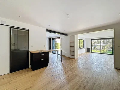 Soggiorno; pavimento in legno, luce naturale