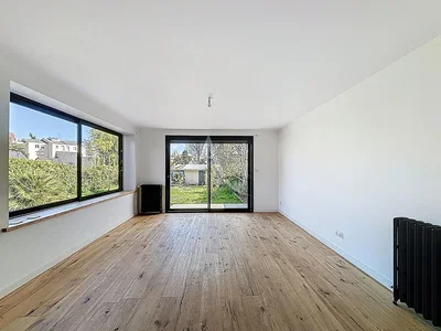 Soggiorno; pavimento in legno, luce naturale, vista