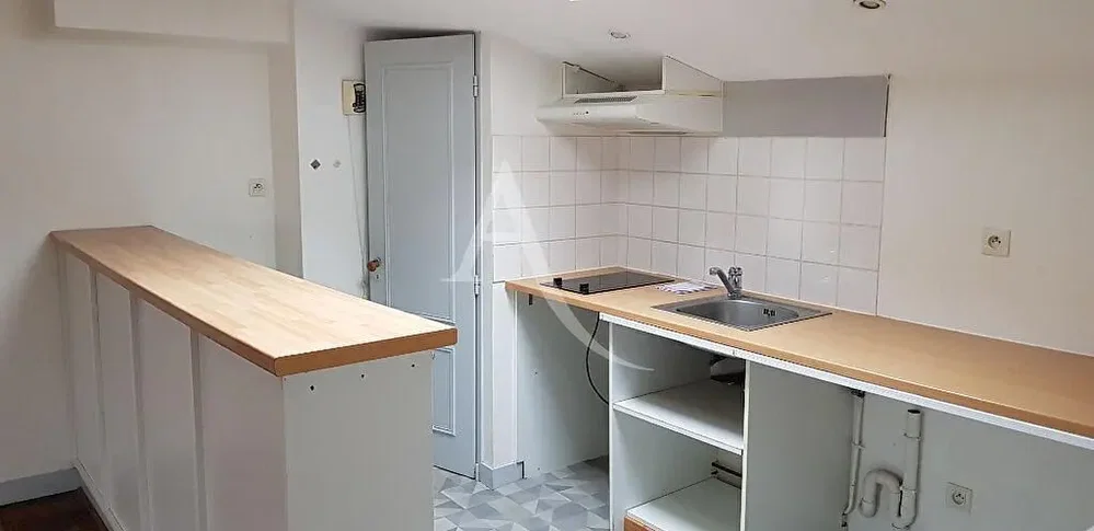 Cuisine; carrelage, nécessite rénovation, lumière naturelle