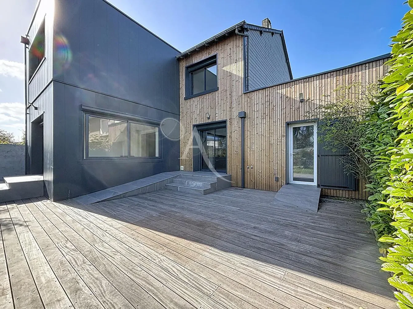 Terrazza; pavimento in legno, luce naturale