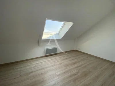 Kids room; wood floor, natural light