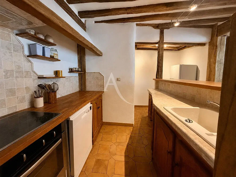 Cuisine; poutres en bois, parquet, carrelage, électroménager