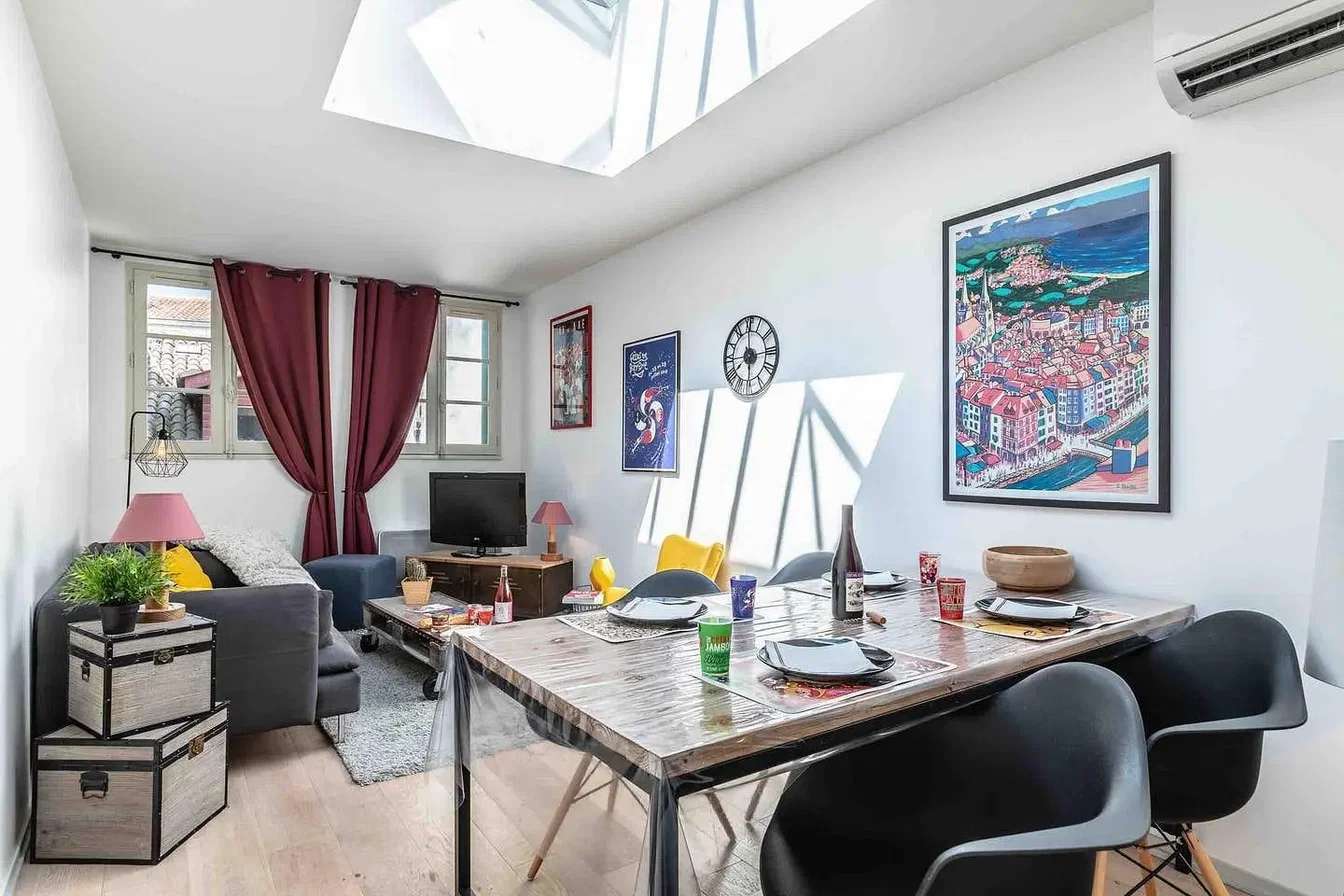 Wohnzimmer; tageslicht, moderner stil, holzboden