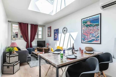 Wohnzimmer; tageslicht, moderner stil, holzboden