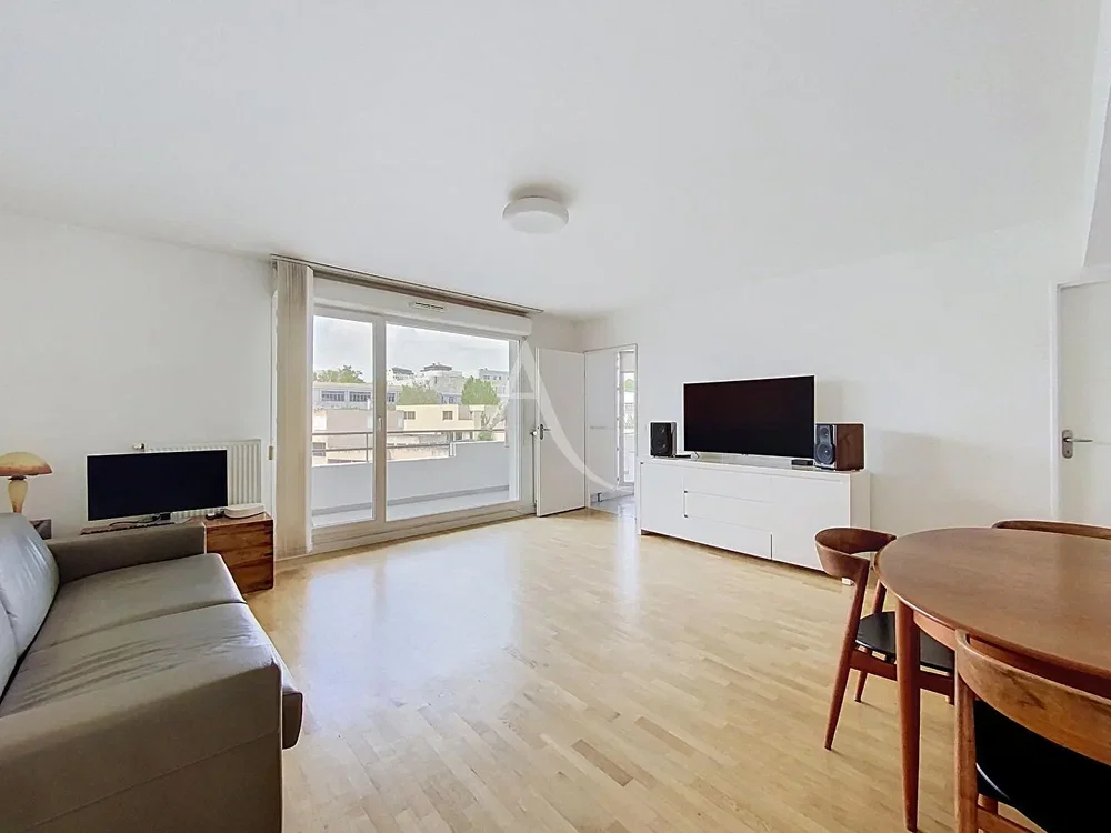 Salon; parquet, lumière naturelle, style moderne
