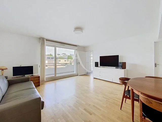Living room; wood floor, natural light, modern style