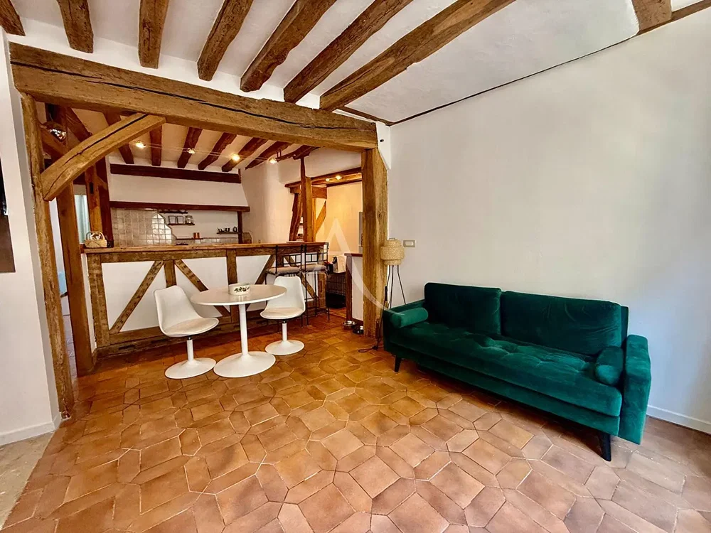 Salon; poutres en bois, carrelage, lumière naturelle