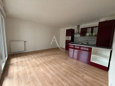 Cuisine; électroménager, parquet, lumière naturelle