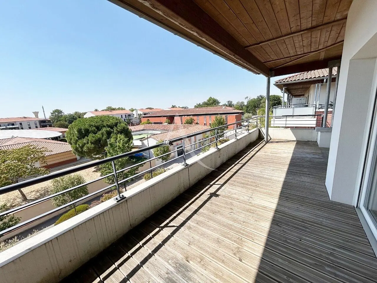 Balkon; drveni pod, prirodna svjetlost, pogled