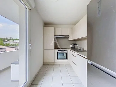 Cuisine; électroménager, carrelage, lumière naturelle, vue