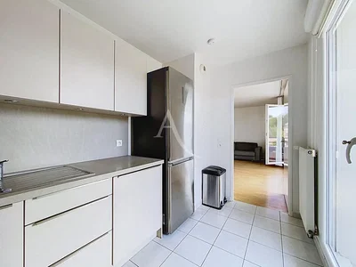 Cuisine; carrelage, électroménager, lumière naturelle