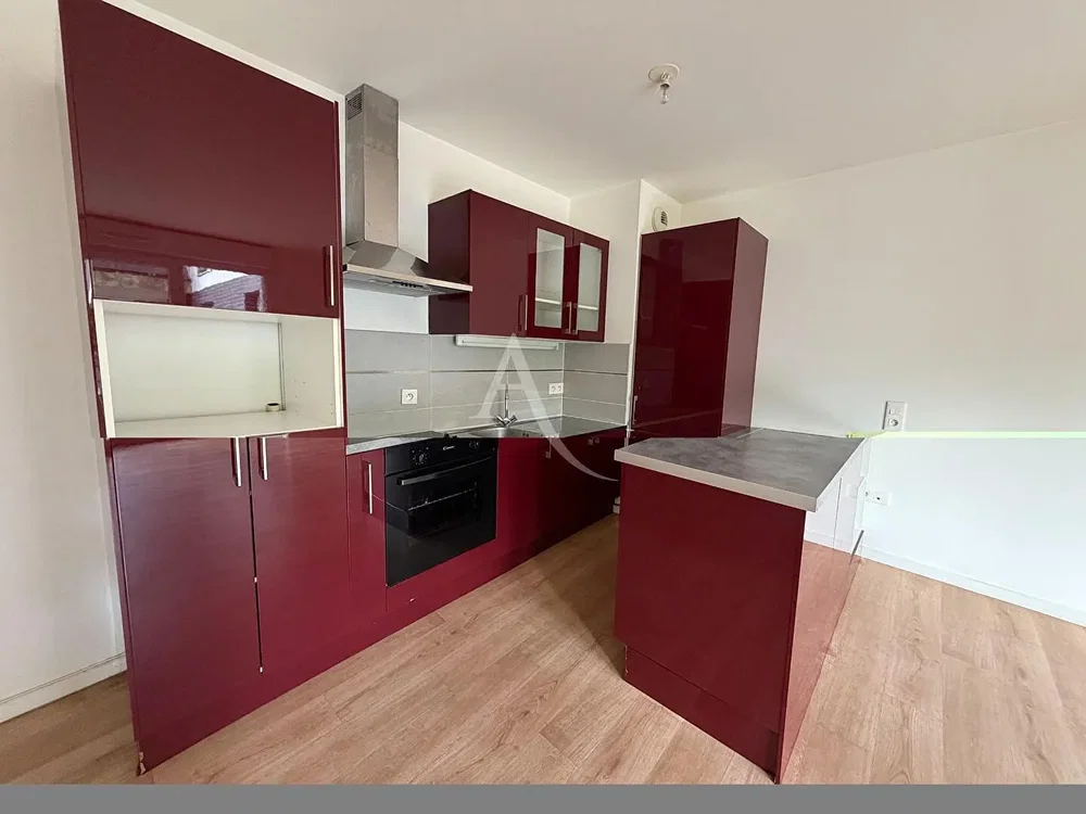 Cuisine; électroménager, parquet, lumière naturelle
