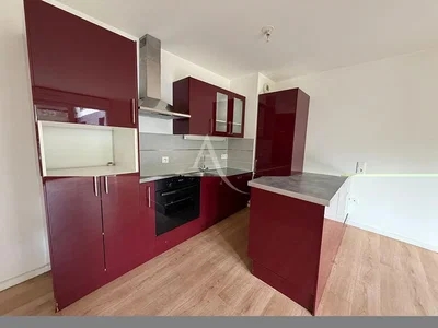 Cuisine; électroménager, parquet, lumière naturelle