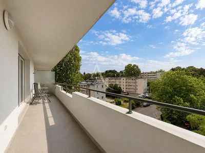 Balcon; vue, lumière naturelle, carrelage