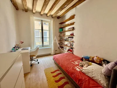 Chambre; lumière naturelle, poutres en bois, parquet