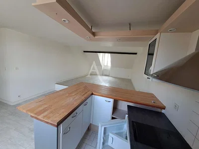 Cuisine; carrelage, lumière naturelle, nécessite rénovation