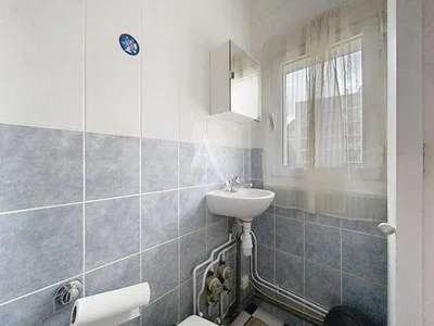 Toilette; fliesenboden, tageslicht